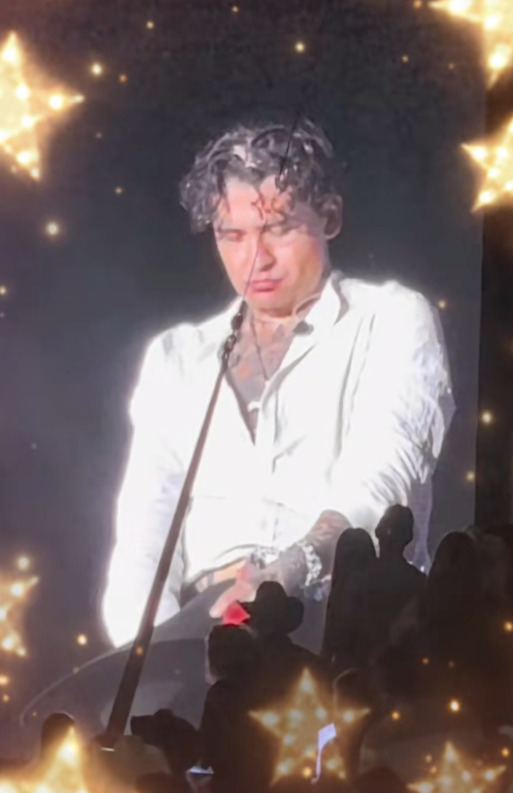 Nodal "se cae de borracho" en concierto