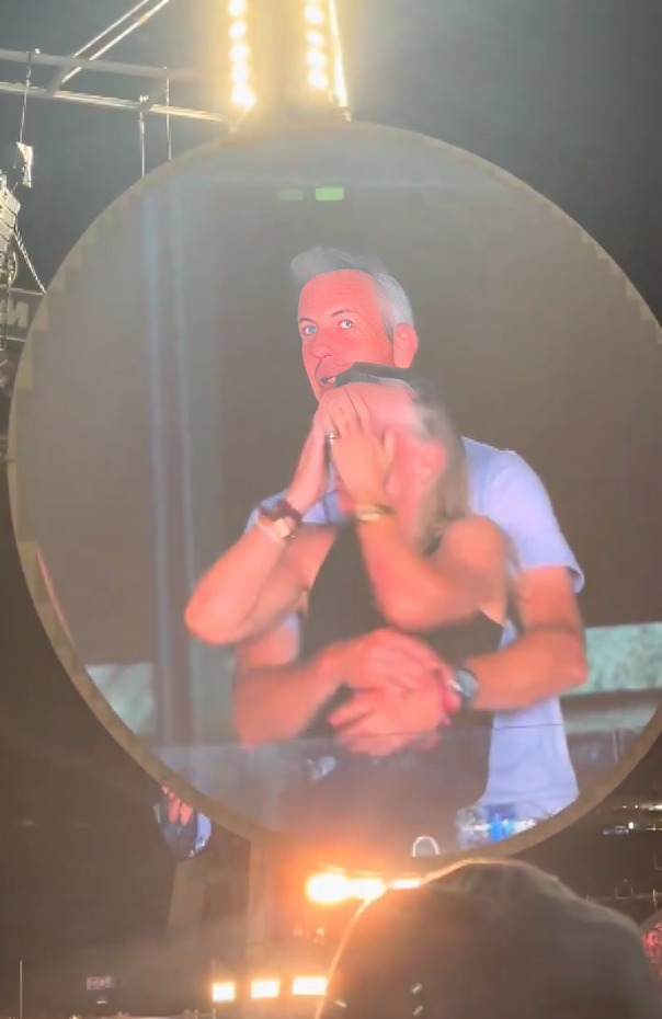 Coldplay exhibe a CEO de Astronomer con su empleada