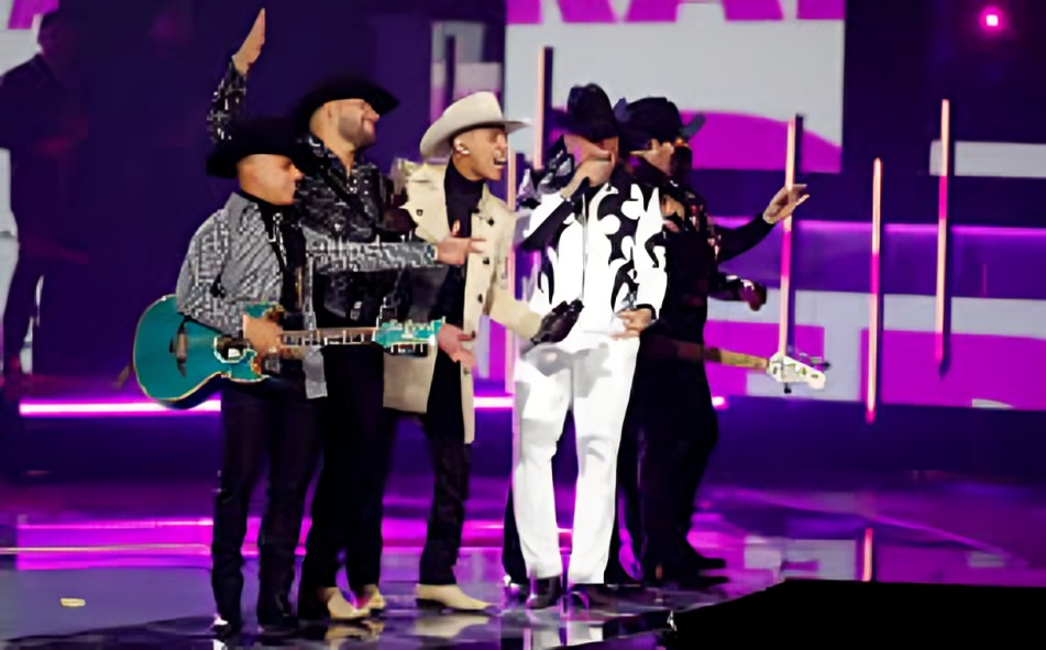 Descubren infidelidad en concierto de Grupo Firme