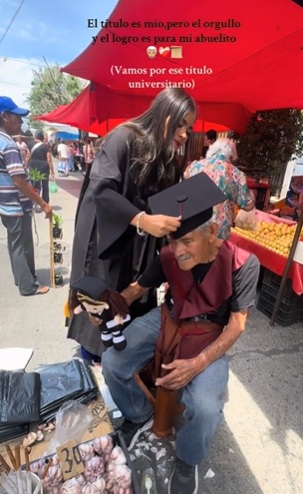 Graduada sorprende con título a su abuelo