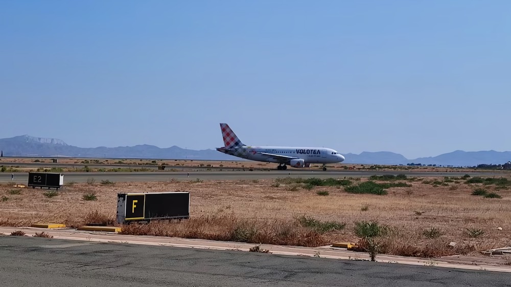 Hombre muere succionado por motor de avión