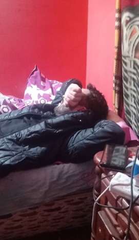 Hombre finge dormirse para evitar intimidad con mujer