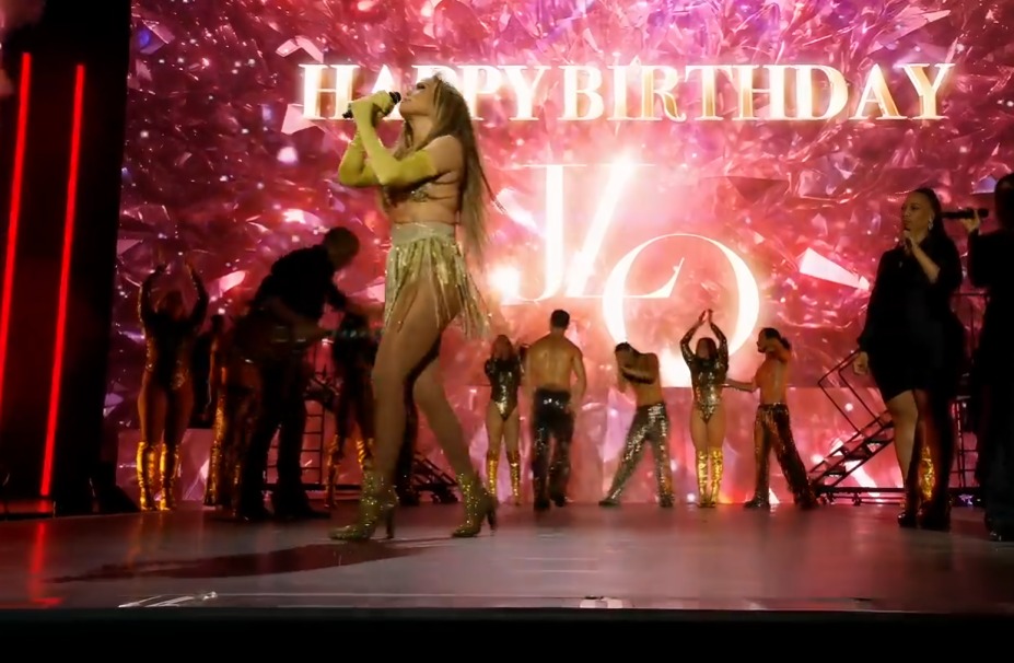 Jennifer Lopez accidente con falda en concierto