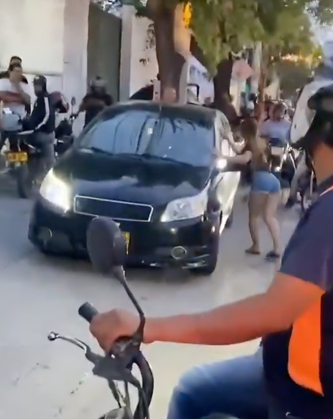 Joven destruye carro de papá infiel tras cacharlo con otra