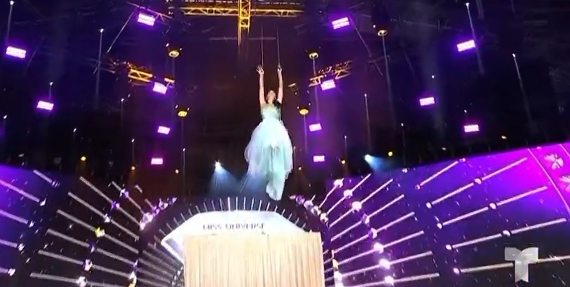 Laura Pérez sufre caída en Miss Universe Latina |VIDEO