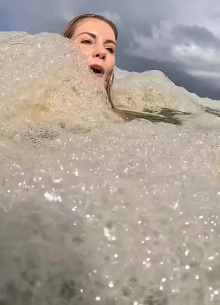 Mujer prsume espuma marina, pero eran aguas residuales