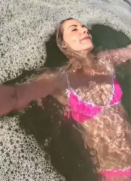 Mujer presuma nada entre espuma marina