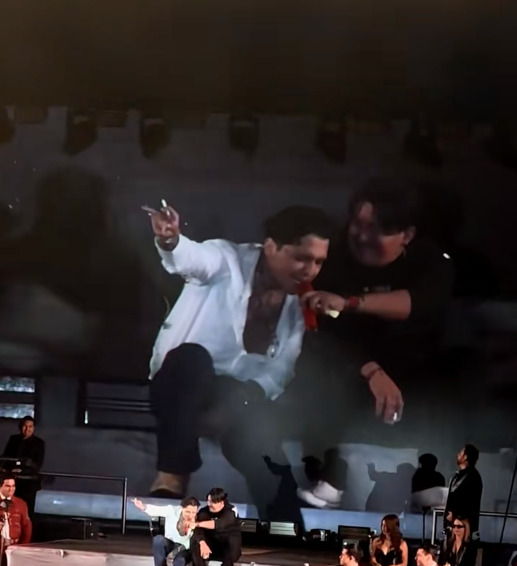 Nodal "se cae de borracho" en concierto
