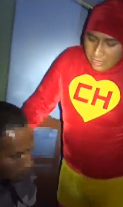 Policía vestido del Chapulín Colorado detiene a delincuentes