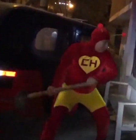 Hombre con disfraz del chapulín colorado