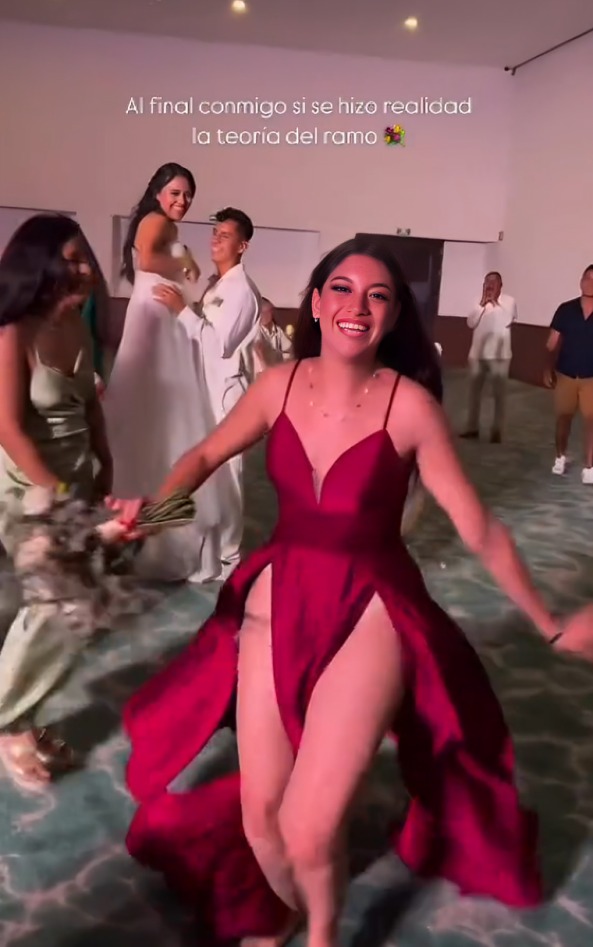 Redes critican a invitada por usar vestido rojo en boda