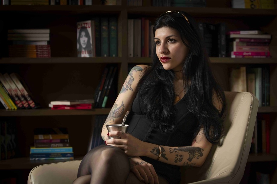 Internautas aseguran que Ángela Aguilar cipia a Cazzu