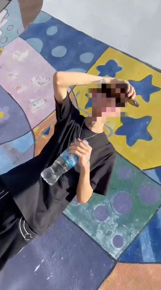 Joven le manda flores a su ex y la descubre con otro