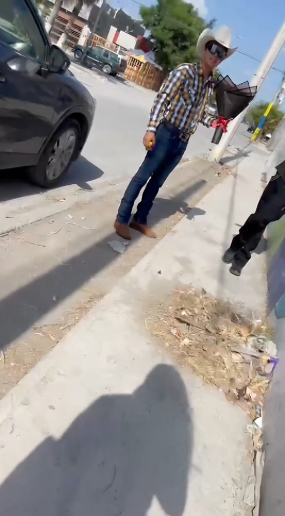 Joven le manda flores a su ex y la descubre con otro