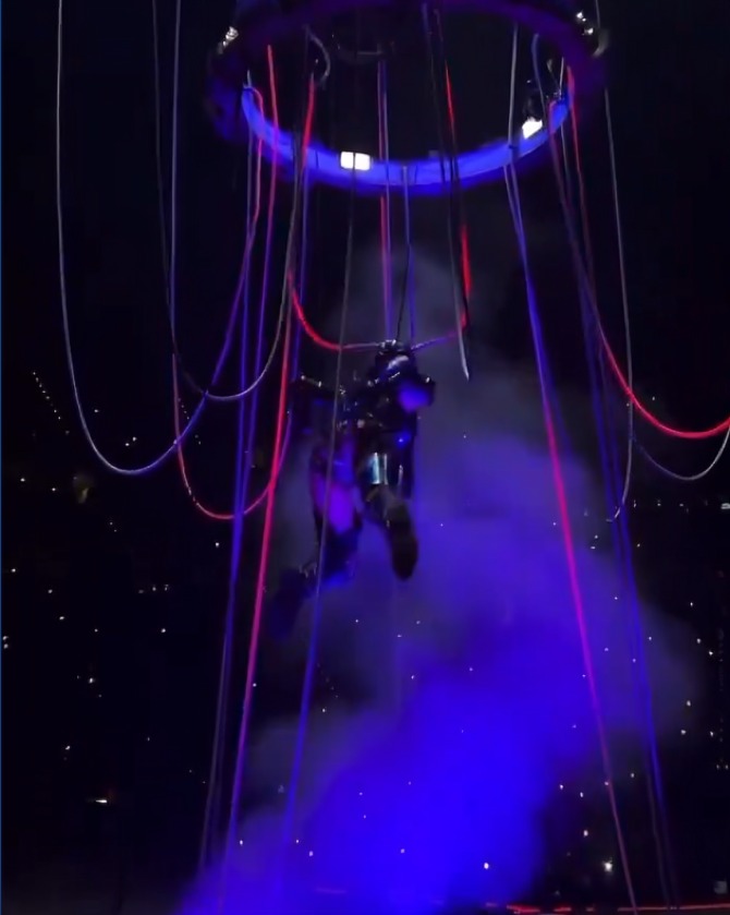 Katy Perry sufre descarga eléctrica en concierto