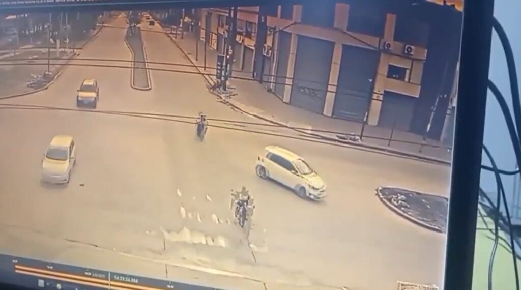 Ladrones estrellan contra poste al huir de la policía