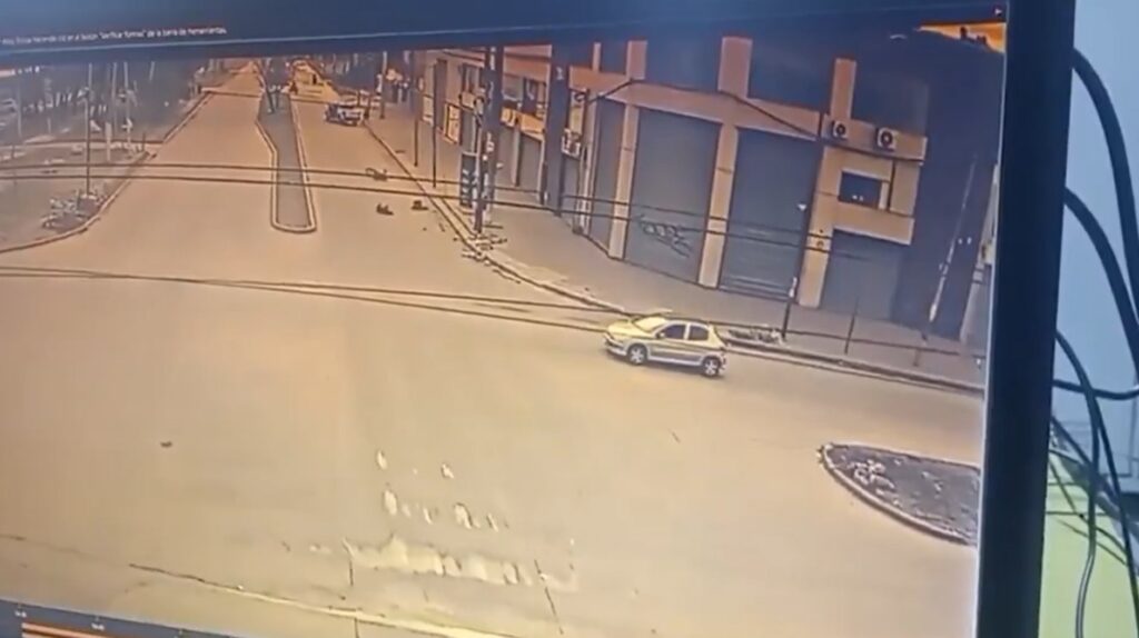Ladrones mueren tras impactar con poste de luz