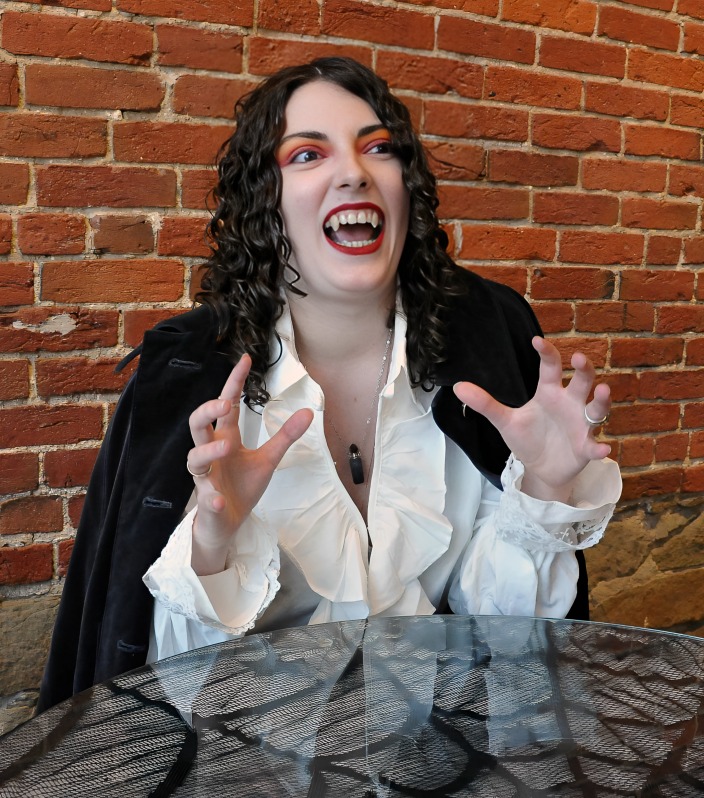 Mujer afirma ser vampira energética