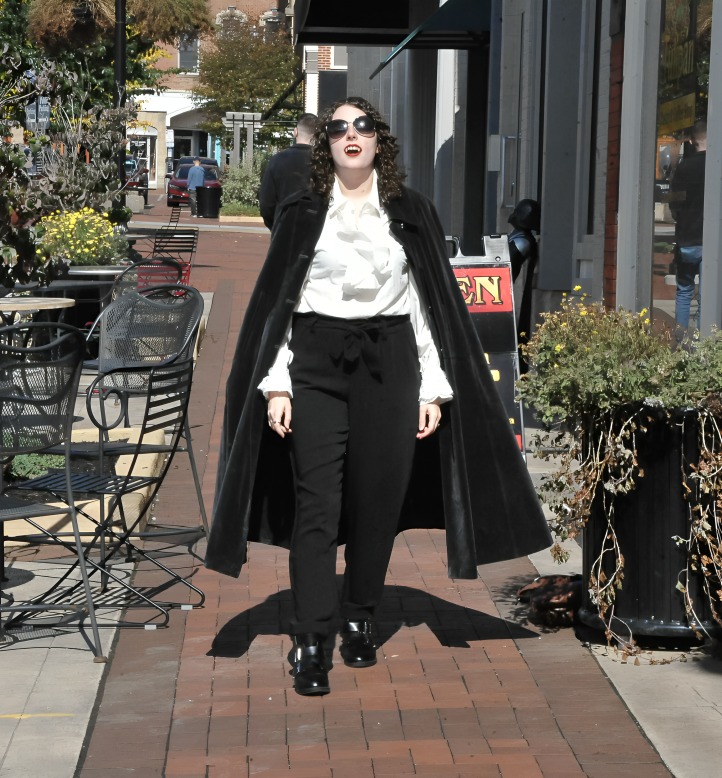 Mujer asegura que se identifica como vampira