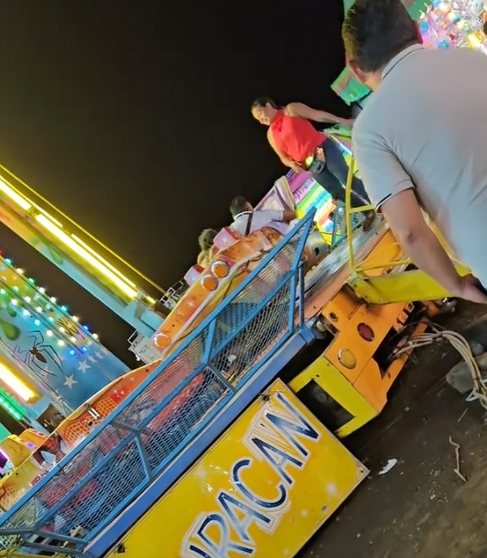 Mujer halla a esposo con amante en feria; la desgreña 