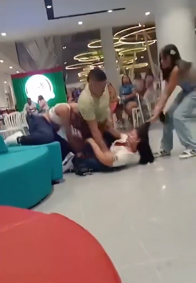 Mujer e hija golpean a amante de espso