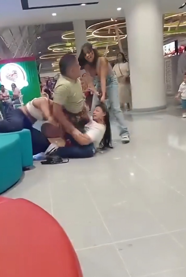 Mujer golpea a amante de esposo