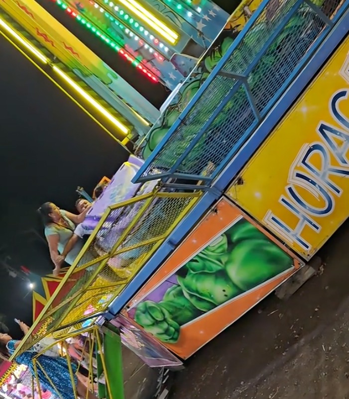 Mujer desgreña a amante de su esposo en juego de feria