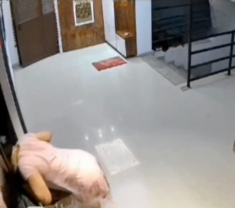 Mujer sienta a su hija en la ventana y cae por "descuido"