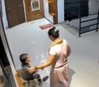 Mujer sienta a su hija en la ventana y cae por "descuido"