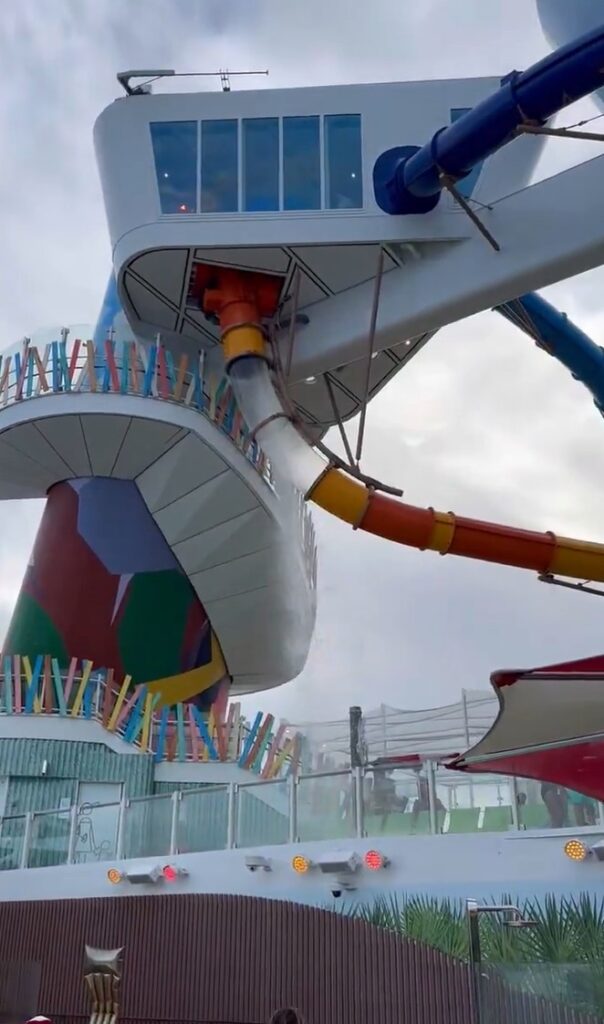 Tobogán de crucero se destroza durante viaje