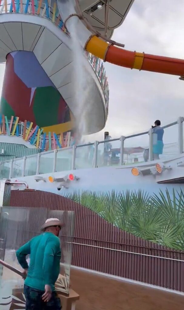 Tobogán de crucero se destroza durante viaje