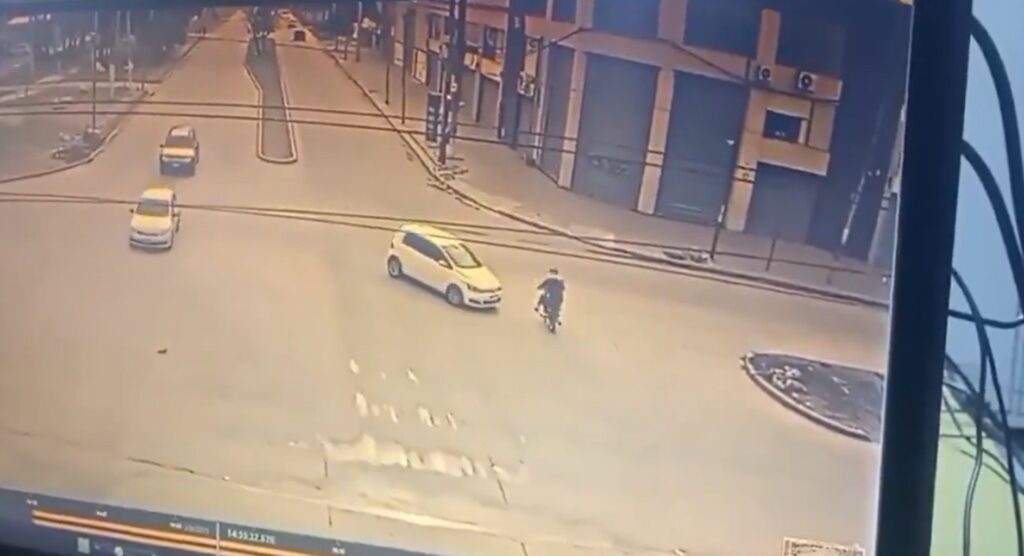 Usuarios reaccionan a video de ladrones chocando contra un poste