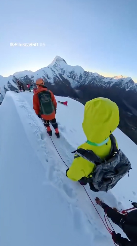 Alpinista cae del monte Nama al intentar capturar una selfie extrema