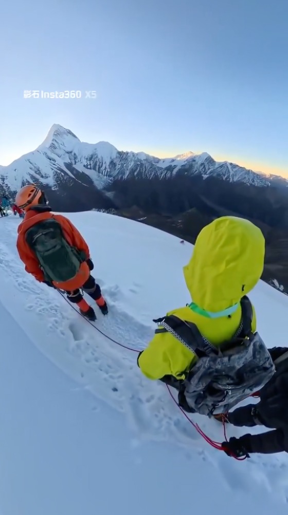 Alpinista chino suelta cuerda guía en Monte Nama y muere