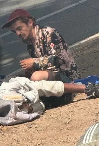 Hallan a actor viviendo en la calle