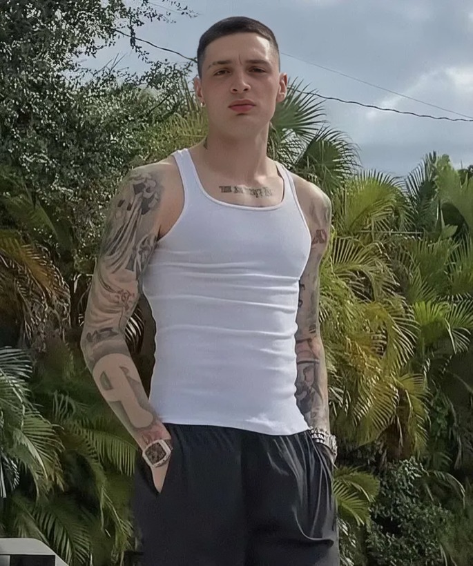 Así luce Peso Pluma tras corte buzzcut radical