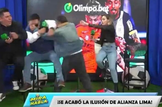 Conductores peruanos discuten en pleno programa