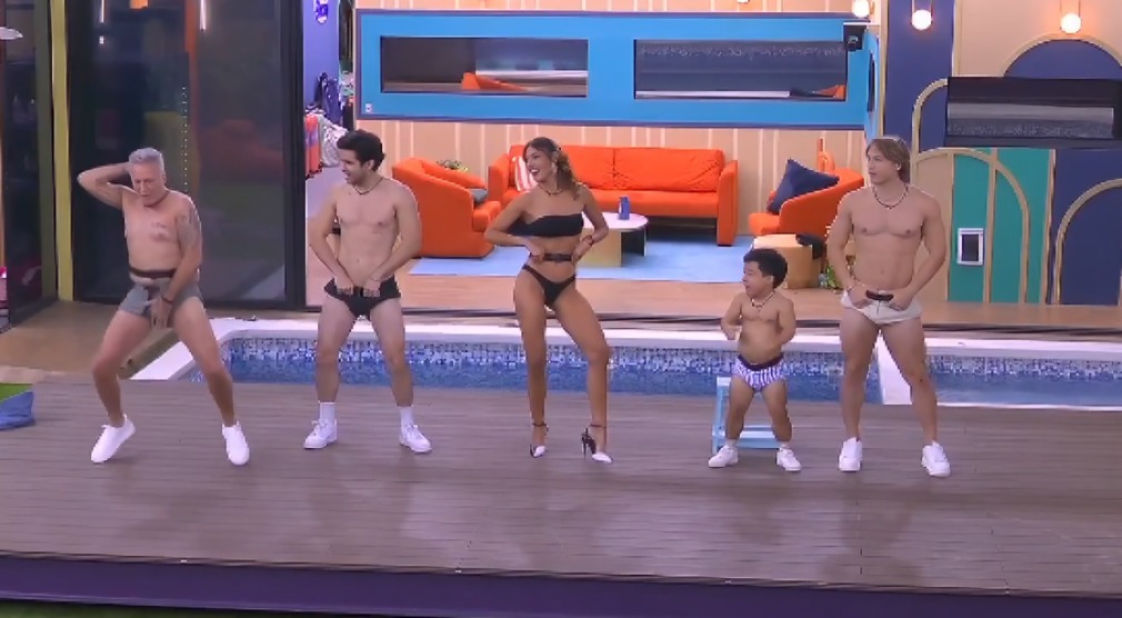 Cuarto Noche cumple reto para bailar con poca ropa
