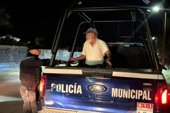 Abuelito gasta toda su pensión con mujeres en bar