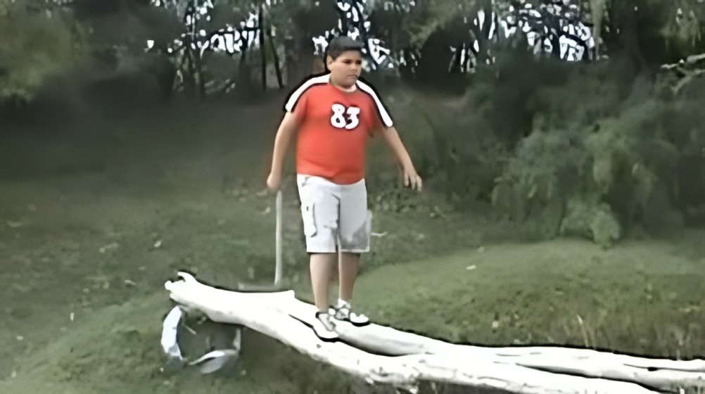 Recuerdan momento viral de Edgar se cae