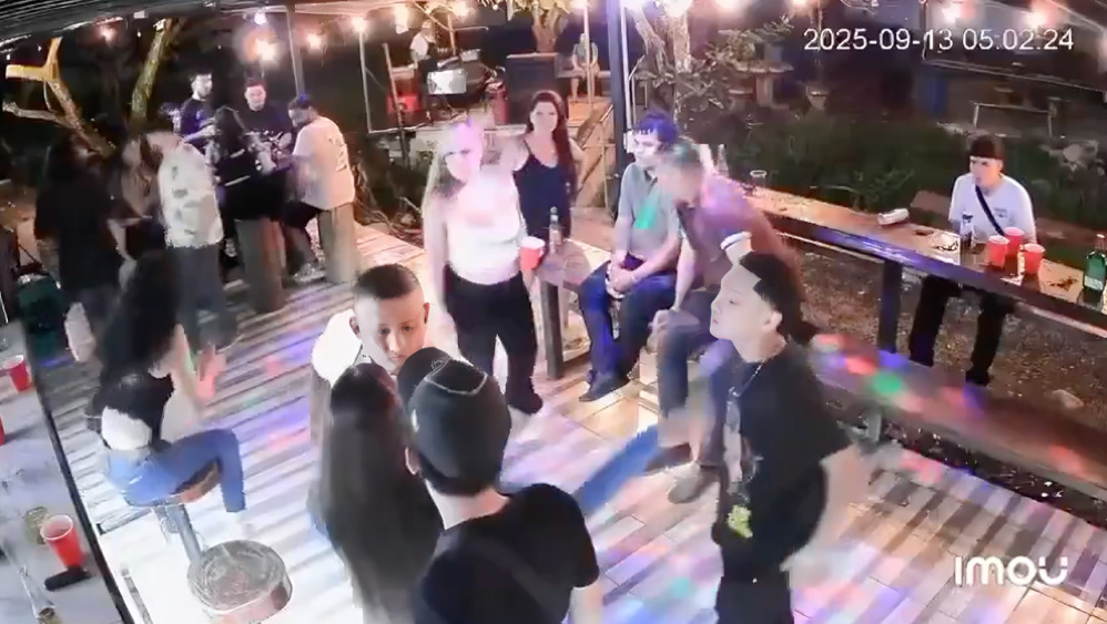 Hombre amenaza a joven por invitar a bailar a su novia