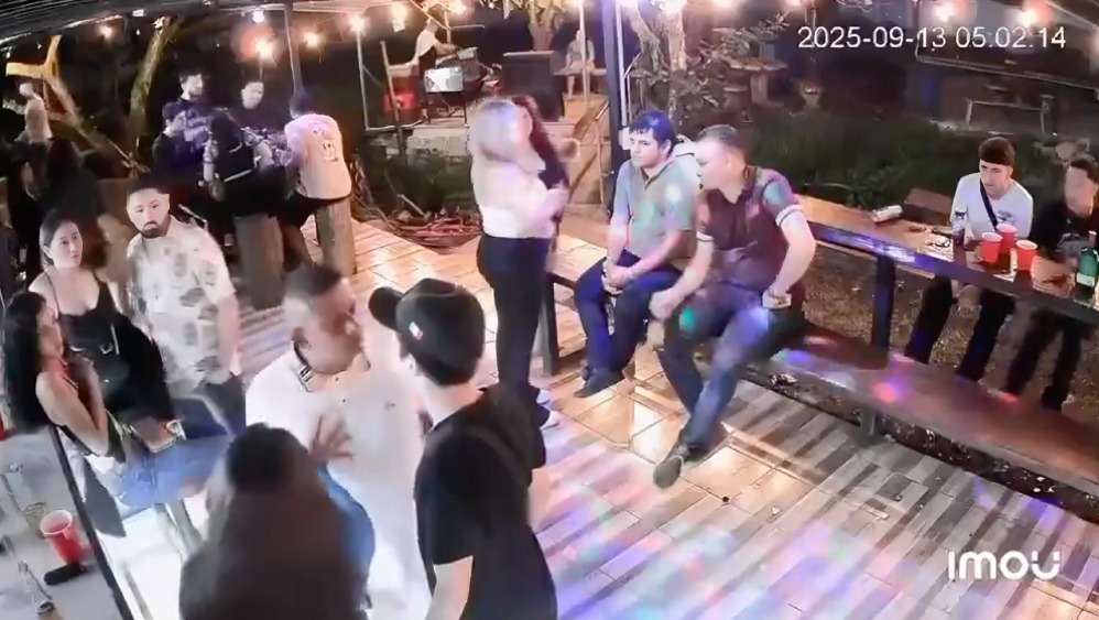 Hombre amenaza a joven por invitar a bailar a su novia