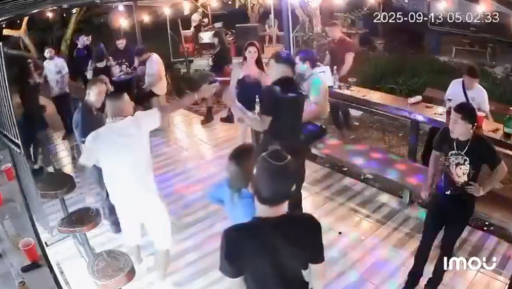 Hombre amenaza a joven por invitar a bailar a su novia