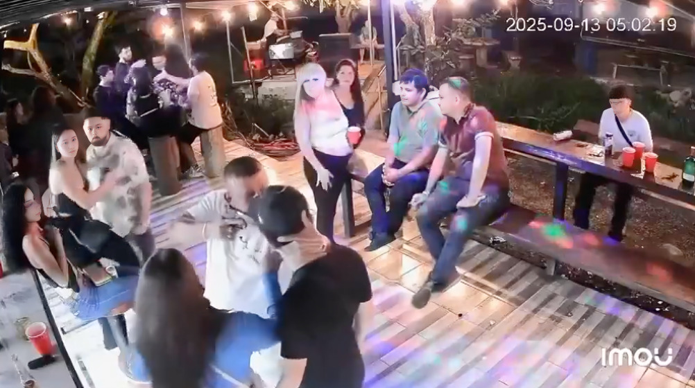Hombre amenaza a joven por invitar a bailar a su novia