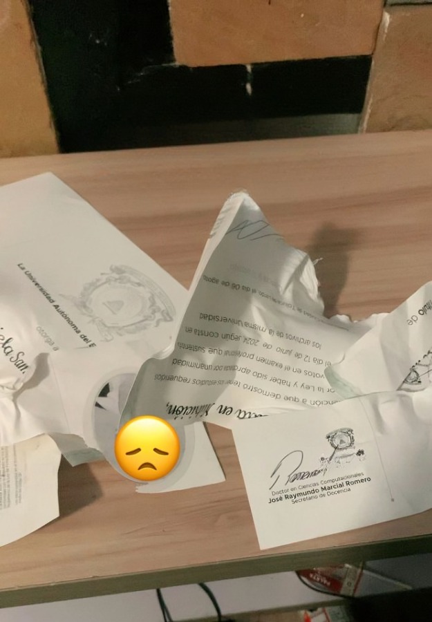 Joven relató como su exnovio rompió su Título universitario
