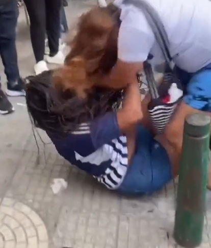 Mujer encuentra a su esposo con amante en la calle