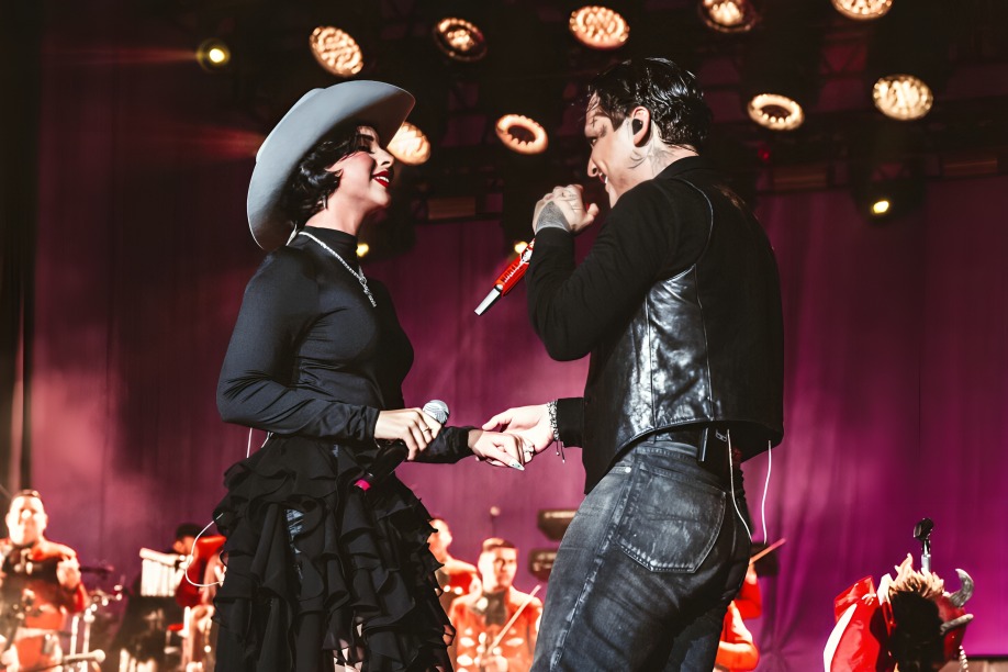 Nodal defiende a Ángela Aguilar en concierto