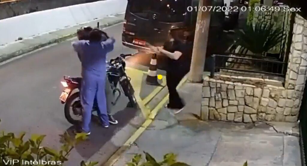 Pareja se defiende a golpes a ladrón