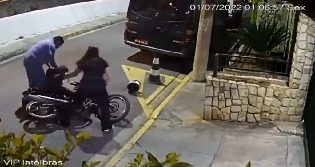 Pareja se defiende a golpes a ladrón
