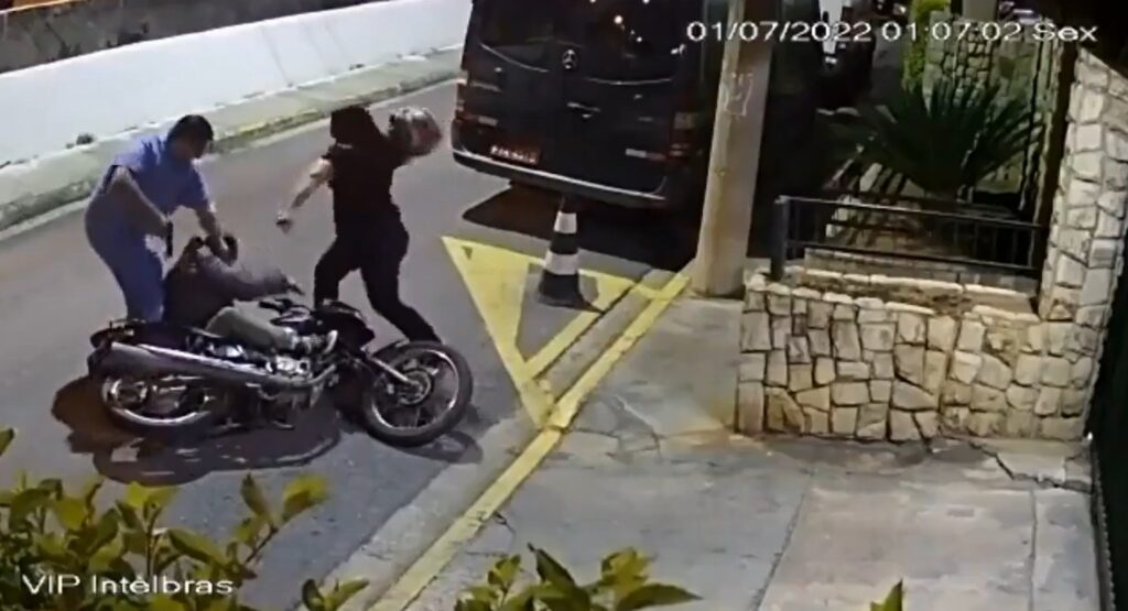 Pareja se defiende a golpes a ladrón